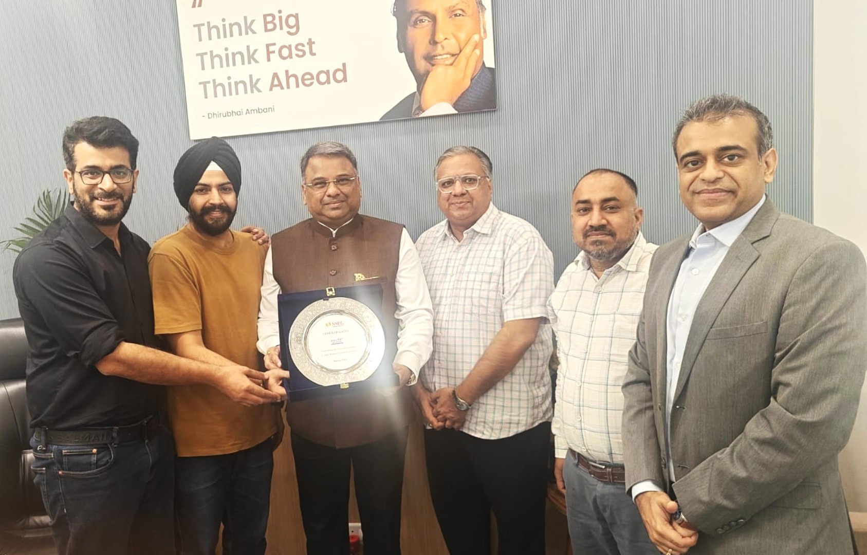 Shri Sameer Patil, CBO, NSDL, felicitating the leadership of Univest Stock Broking Pvt. Ltd Shri Sameer Patil, CBO, NSDL, felicitating the leadership of Univest Stock Broking Pvt. Ltd